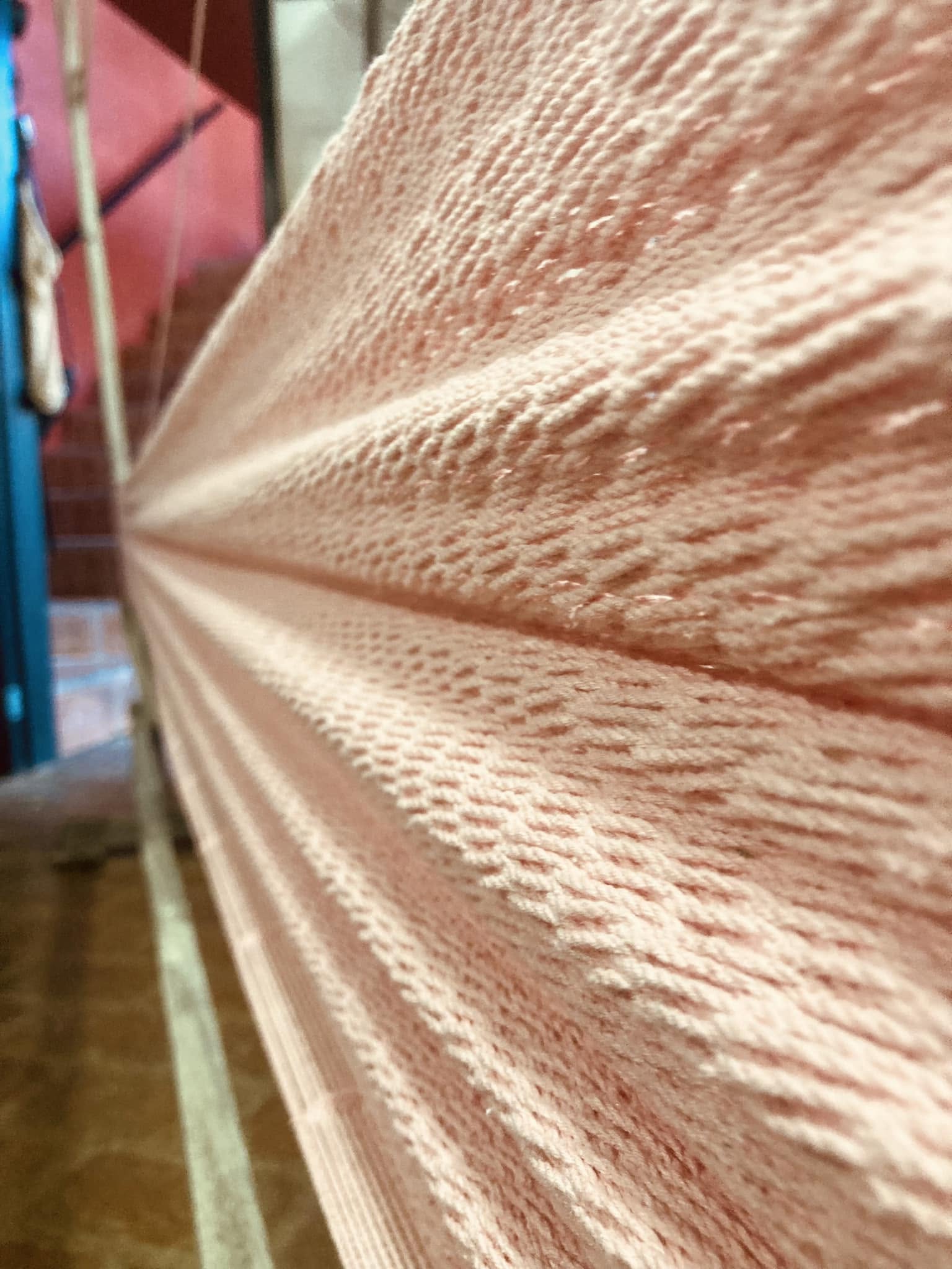 Detalle del urdido fino artesanal a mano