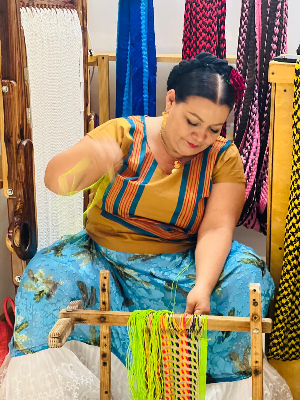 Maestra artesana tejedora de El Espinal Oaxaca